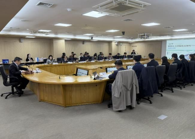 부천시는 지난 18일 시청 창의실에서 남동경 부시장 주재로 ‘2025년 부천시 스마트도시사업협의회’를 열었다.