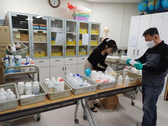 서산교육지원청 학교지원센터, 서산서남초 과학실 시약장 정리 및 안전 관리 지원