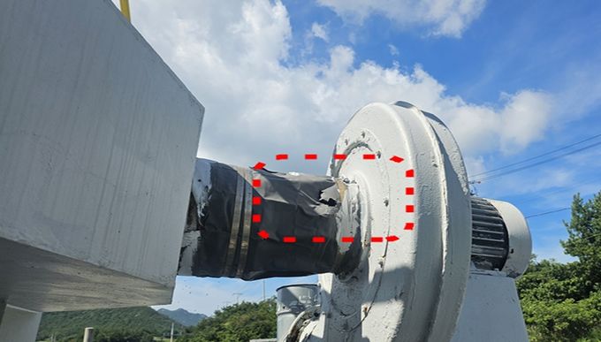 대기방지시설(흡착에 의한 시설)의 연결부위가 훼손된 채로 방치된 모습