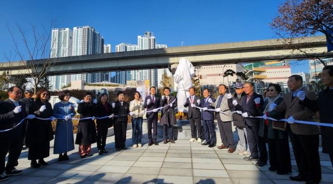 부산 사상구, ‘재첩국 아지매 조형물’ 제막..지역 정체성 담은 새 랜드마크 탄생