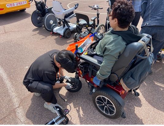장애인보조기기 수리지원(전동휠체어 타이어 교체) 작업 장면