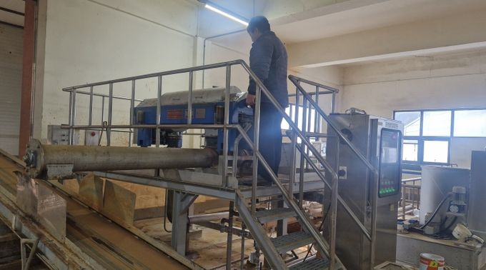 군 관계자가 금산군 추부면 위생매립장 운영설비를 살펴보고 있다.