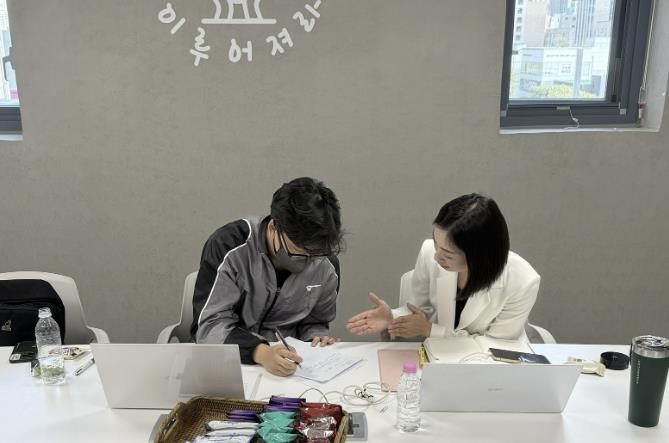 관악구 청년도전지원사업에 참여한 청년이 취업컨설팅을 받는 모습