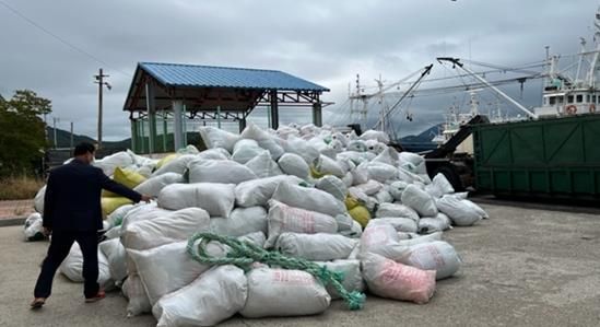 2026여수세계섬박람회 개최를 앞두고 해양환경 개선을 위해 ‘조업 중 인양쓰레기 수매사업’을 적극 추진하고 있다.