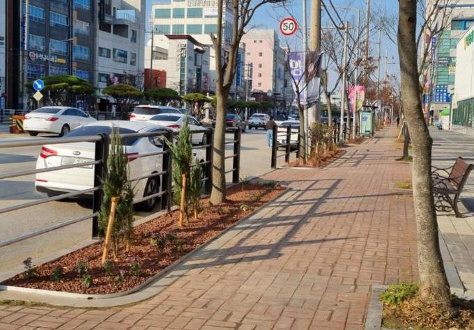 도심에 자연을 더하다…익산시, 하나로 화단 새단장