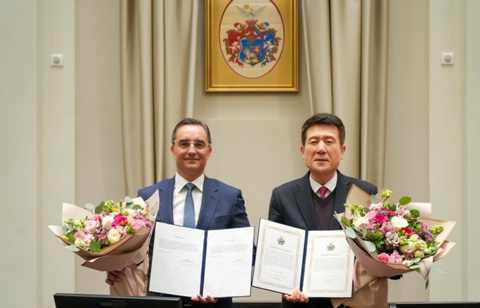 포항시는 지난 28일(현지시간) 헝가리 제2의 도시 데브레첸시와 배터리 산업을 중심으로 한 미래 신산업 협력 및 인재·문화 교류 확대를 위한 우호교류 협약(MOU)을 체결했다.
