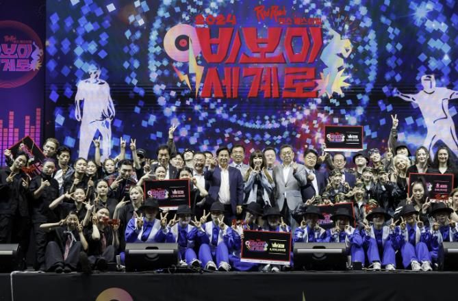 ‘2024 레드로드국제 스트리트 댄스 페스티벌’ 우승자들과 기념촬영을 한 박강수 마포구청장