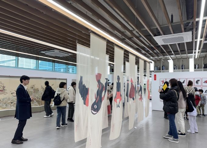 아트투어버스 참여자들이 전시를 관람하고 있다.