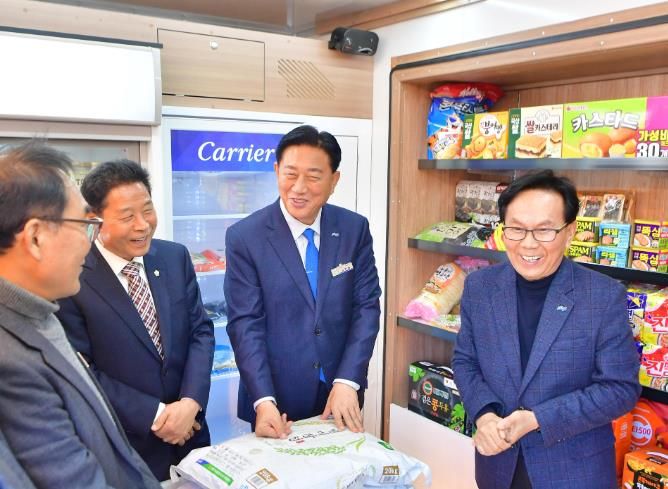 김한종 장성군수가 이동장터 차량 내부를 살펴보며 담소를 나누고 있다.