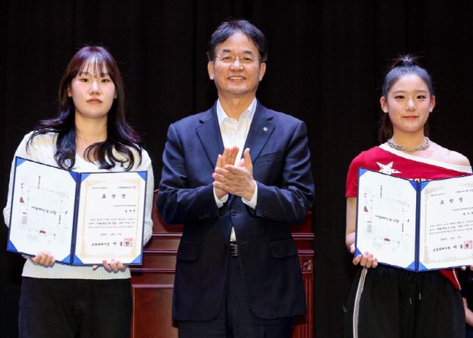 이동환 고양시장과 모범 청소년 치어리더 표창장 수상 기념촬영