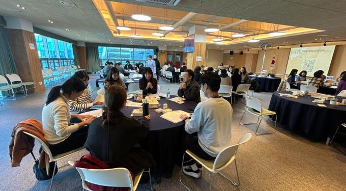 강남지역 초등교사들이 9일 '지역 연계 주제 중심 수업 나눔회'에서 우수사례 연수를 듣고있다