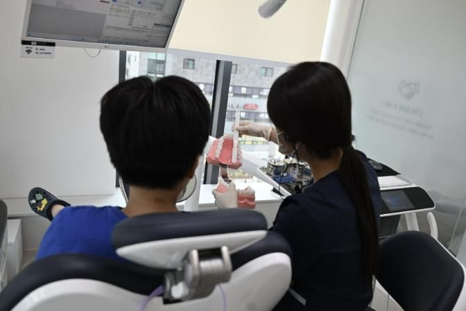 '치과주치의' 성남시 초교 4학년생이 올바른 칫솔질에 관한 설명을 듣고 있다