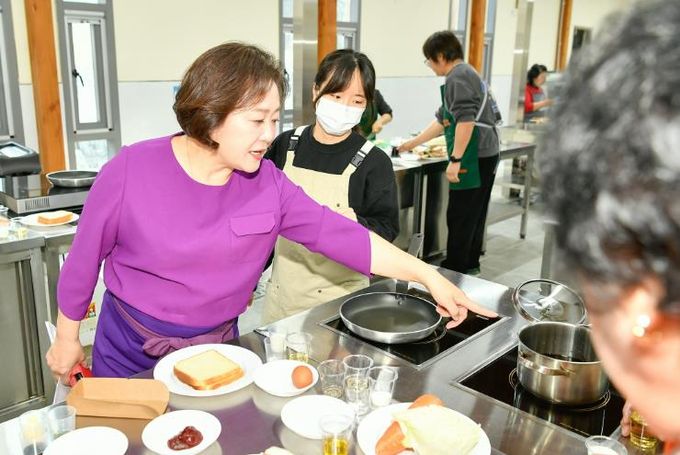 2026 화천산천어축제 길거리 음식 레시피 교육이 지난 9일 사내면 화천힐링센터에서 이보은 요리 연구가를 비롯해 입점 신청 단체들이 참여한 가운데 열렸다