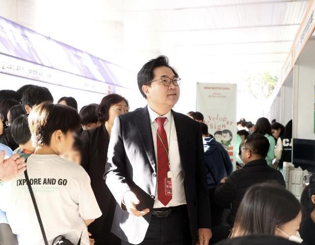 박일하 동작구청장이 지난 11월 동작구청에서 열린 ‘청소년 진로박람회’에 참석해 부스를 둘러보고 있다.