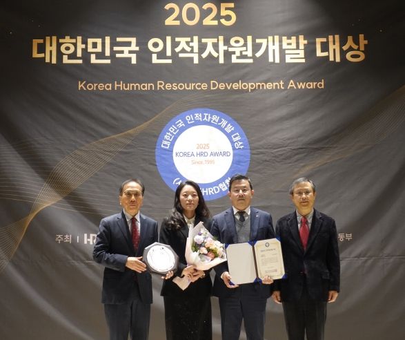 제30회 대한민국 인적자원개발 대상 수상_왼쪽부터 김종표 한국평생교육총연합회 회장_탁경민 한전 인사처 차장_이정호 한전 인사처 부장_엄준하 한국HRD협회 회장