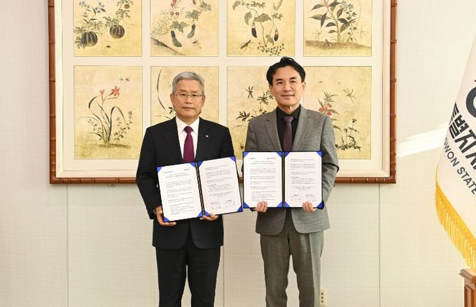 강원도청에서 mou체결, 왼쪽부터 한전 사장 김동철, 강원도지사 김진태