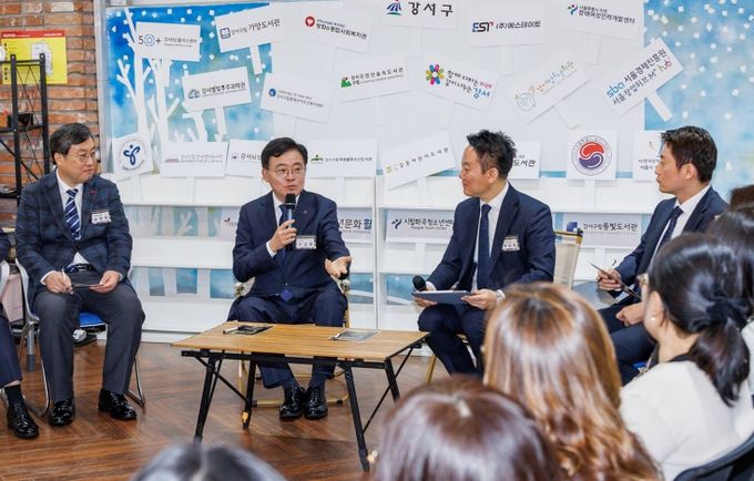 진교훈 서울 강서구청장(정면 왼쪽 두 번째)이 강서청소년회관에서 열린 ‘스터디벅스 커넥트 데이(CONNECT DAY)’에 참석해 협의체 관계자들과 대화하고 있다.