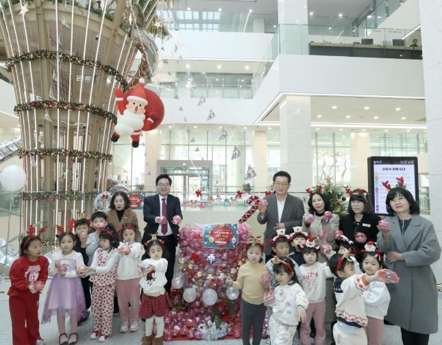 지난 12일, 박일하 동작구청장(왼쪽 두 번째)이 ‘사랑의 저금통 쌓기’ 행사에서 참석자들과 기념 촬영하고 있다.