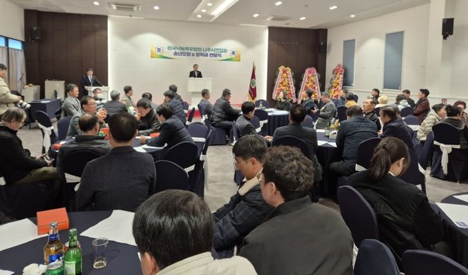 (사)한국낙농육우협회 나주시연합회는 지난 12일 ‘나주낙농인 송년 모임’을 갖고 지역 인재 양성을 위한 장학금을 나주시에 전달했다.