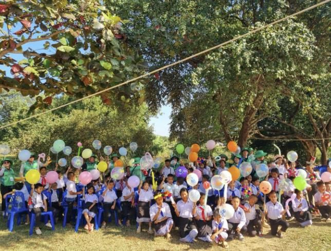 라오스 비엔티안 쌍텅구 쌈판나마을에서 현지 초등학생들과 함께 풍선아트 놀이 프로그램을 진행하는 모습