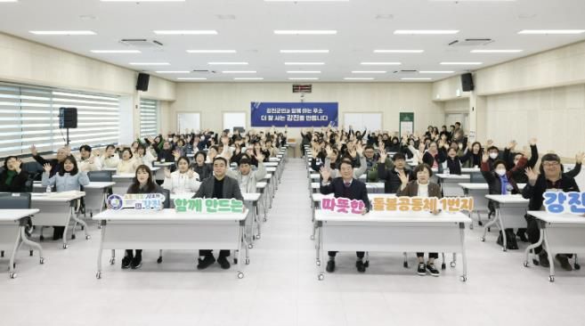 노인복지시설 및 장기요양기관 종사자들의 워크숍을 즐기고 있다.