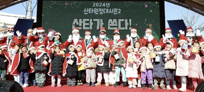 지난해(24년) 강진군 지역사회보장협의체의 산타원정대 시즌 2 ‘산타가 쏜다’ 퍼레이드