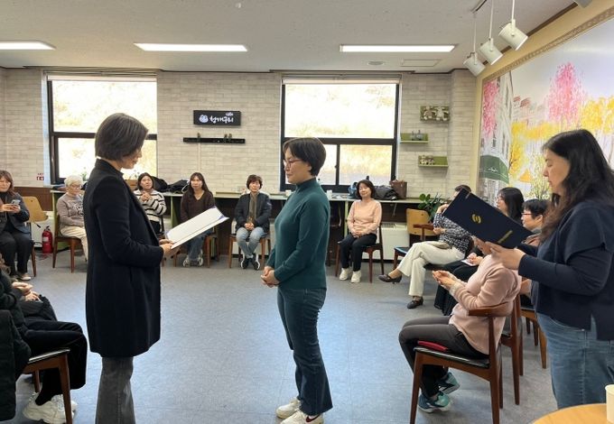 신규 상담자원봉사자 위촉장 수여 모습