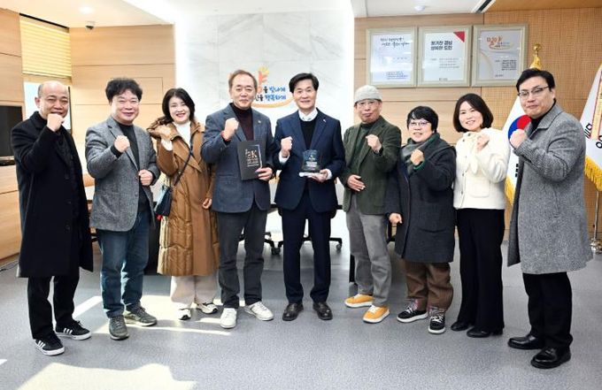16일 밀양시장실에서 열린 밀양시, (사)한국연극협회, (사)한국연극협회 경상남도지회의 대한민국 청소년연극제 밀양 개최와 공연예술 활성화를 위한 업무협약식 기념 촬영