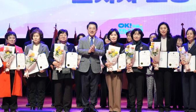 김영록 전라남도지사가 16일 도청 김대중강당에서 열린 ‘제28회 전라남도 여성대회’에 참석해 지역발전과 여성의 권익 신장에 기여한 유공자에게 표창장을 수여한 뒤 기념촬영을 하고 있다.