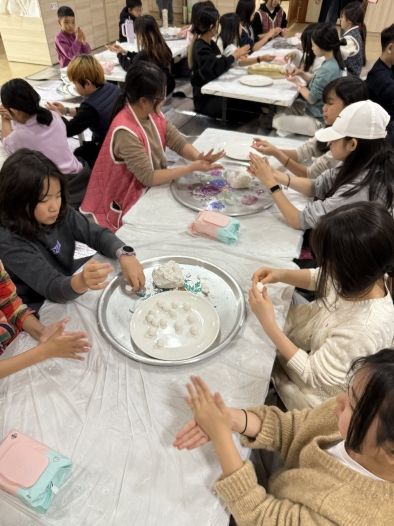 15일 보림사에서 새알심을 만드는 어린이들 모습