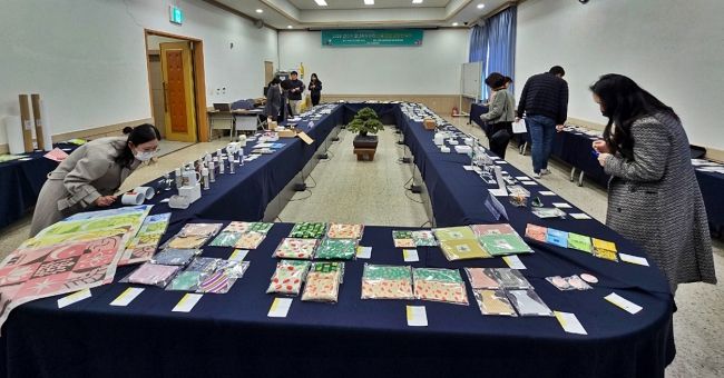 경주시가 ‘2026 청년감성상점 상품 입점 공모’ 심사를 진행하고 있다. 이번 공모를 통해 선정된 165점의 청년 예술가 작품은 내년 1월부터 황리단길 청년감성상점에서 전시·판매될 예정이다.