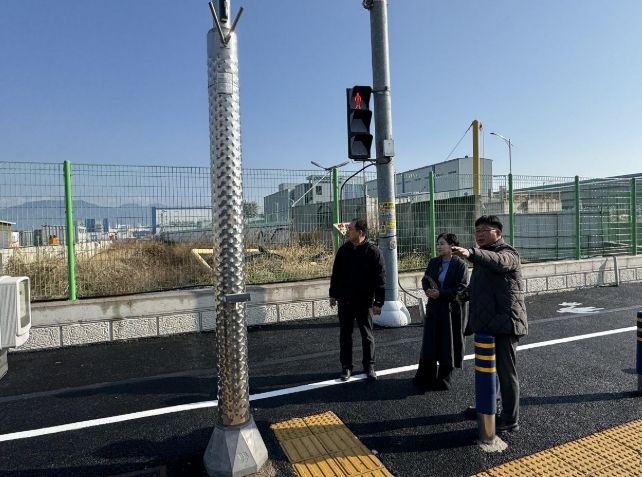 계자들이 해룡·율촌산단 보행로 정비 완료 현장을 둘러 보고 있다.