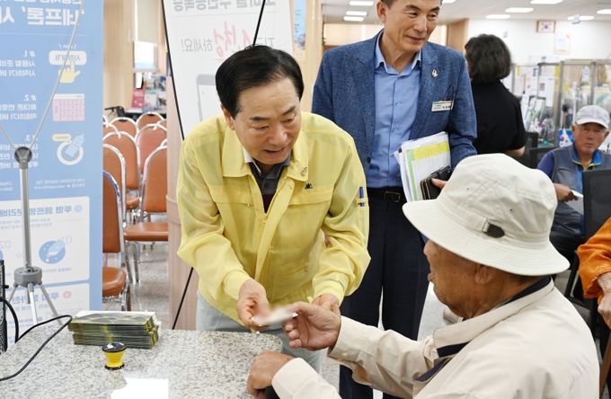 지난 7월 21일, 성낙인 창녕군수가 창녕읍 행정복지센터 민생회복 소비쿠폰 지급현장을 찾아 현장을 점검하고 민원인의 이야기를 듣고 있다.