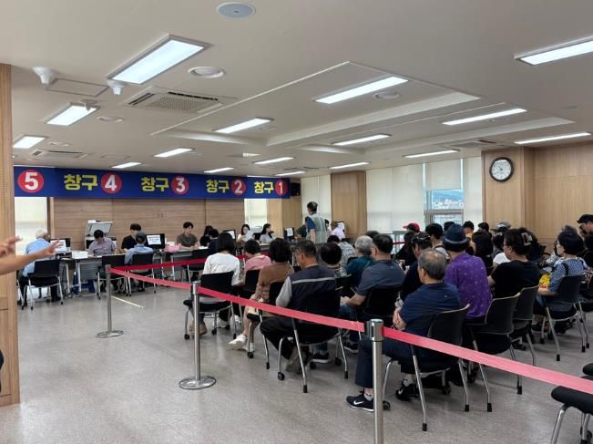 (홍성군, 민생회복 소비쿠폰 집행 우수 지자체 선정)_지난 7월 소비쿠폰 신청 현장