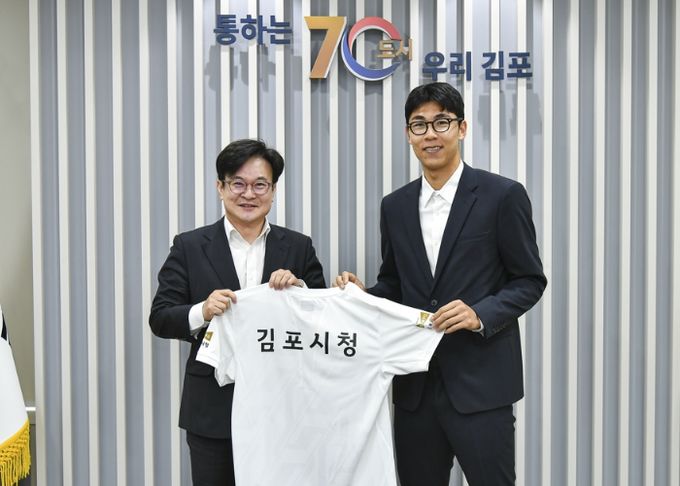 김병수 김포시장이 정현 선수의 김포시 테니스팀 입단을 환영하고 있다.