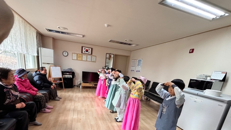 시립능실22단지 어린이집 천사들, 경로당 어르신들께 새해 인사로 기쁨 선사