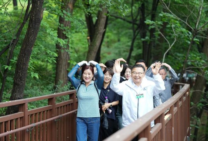 지난 5월 준공된 망우동행길을 걷는 류경기 중랑구청장과 구민들의 모습