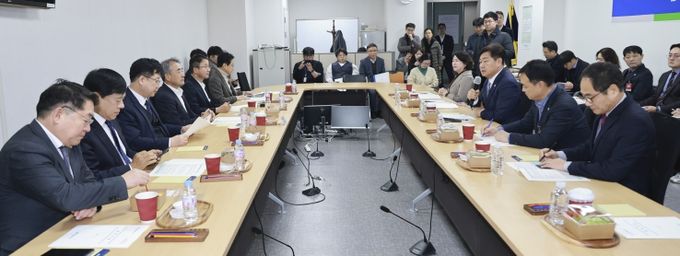 18일 서울 국회 의원회관에서 열린 전북특별자치도·더불어민주당 전북국회의원 정책간담회에 김관영 도지사와 윤준병 도당위원장을 비롯한 전북 국회의원들이 정책간담회를 갖고 있다