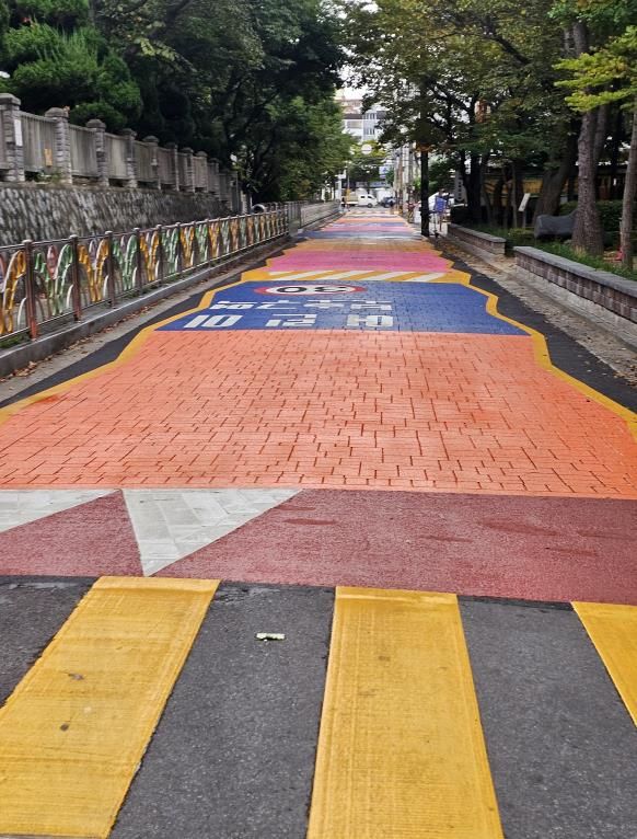 눈에 확 띄고 안전하게…중구, 어린이보호구역 안전시설 확충-삼일초 도막포장