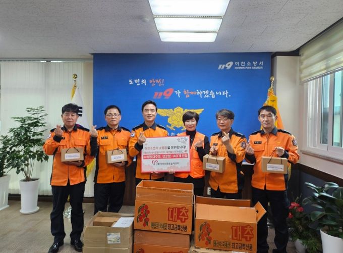 이천시자원봉사센터, 이천소방서에 소방관 응원 수제청 140개 전달