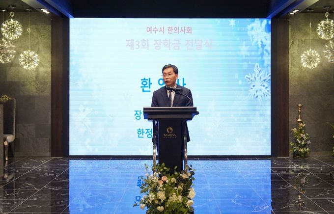 여수시한의사회(회장 김영태)는 지난 18일 저소득 다문화·한부모·조손가정 초·중·고 학생 10명을 대상으로 장학금 전달식을 개최했다.