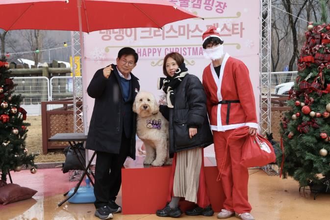 박강수 마포구청장과 바오가 즐거운 시간을 보내고 있다.