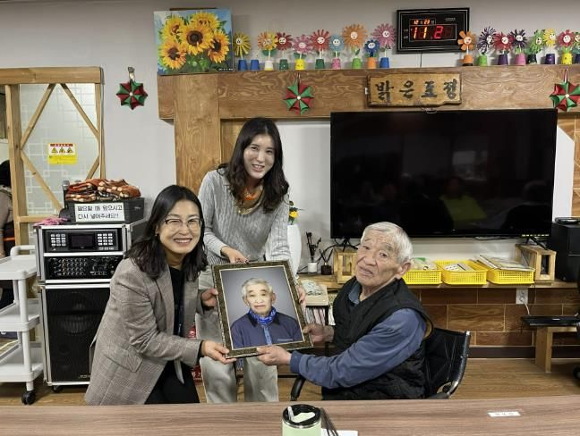한국생활개선연천군연합회, 요양시설 장수사진 액자 전달