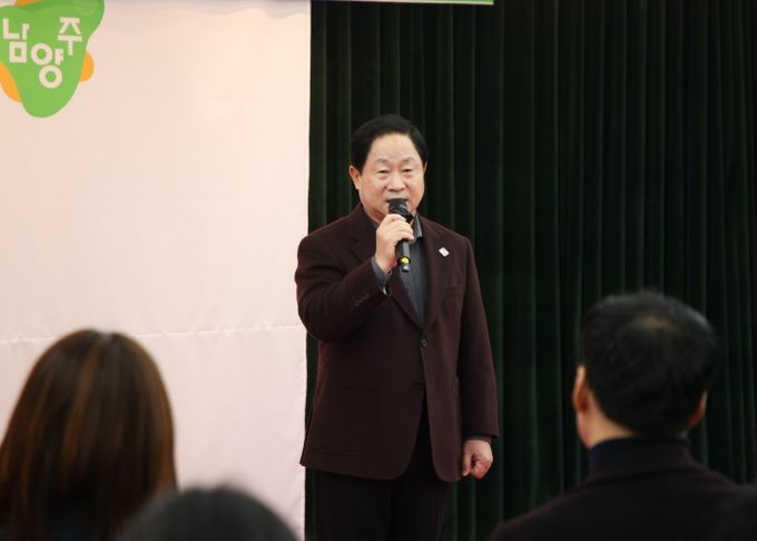 격려를 전하는 주광덕 시장