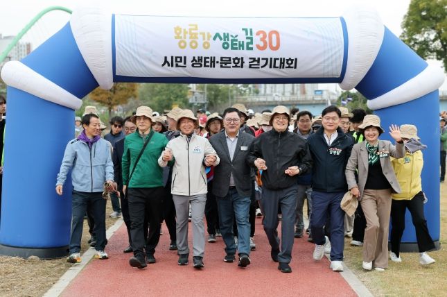 11월 8일 황룡친수공원에서 열린 ‘황룡강생태길30 시민 생태‧문화 걷기대회’에서 박병규 광산구청장과 참여자들이 손을 맞잡고, 코스를 출발하고 있다.