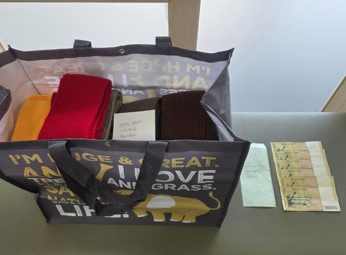 익명의 기부자, 광주시 경안동에 손뜨개 목도리 21개와 성금 전달