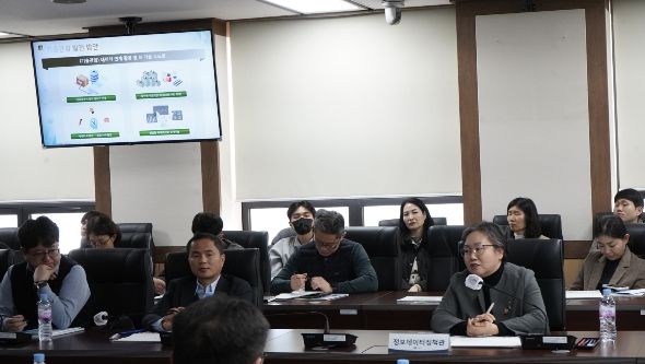 하유정 정보데이터정책관(오른쪽 첫번째)이 29일 정부대전청사에서 열린 '인공지능 기반 통관 영상관리 솔루션 사업' 완료보고회에서 발언하고 있다