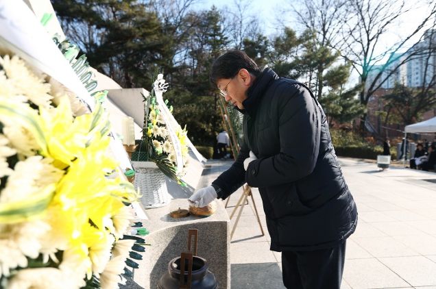 새해 맞이 현충탑 참배_안치권 부시장 분향