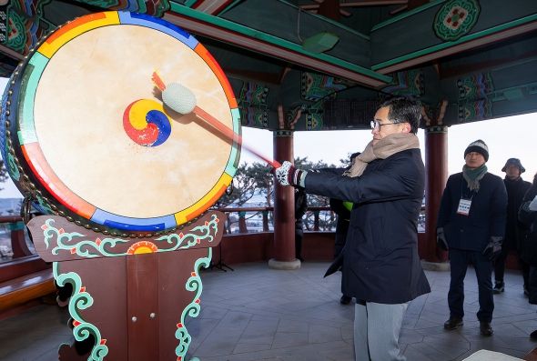 2026년 용왕산 해맞이 행사에서 이기재 양천구청장이 대북 타고로 병오년의 힘찬 출발을 알리고 있는 모습