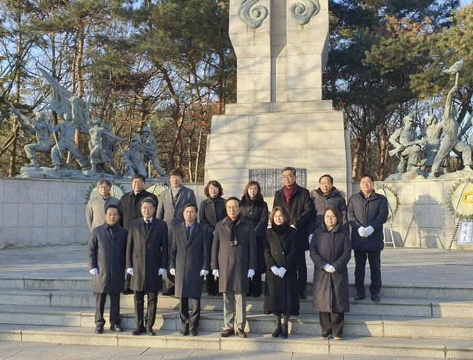 안양과천교육지원청 현충탑 참배로 새해 업무 출발